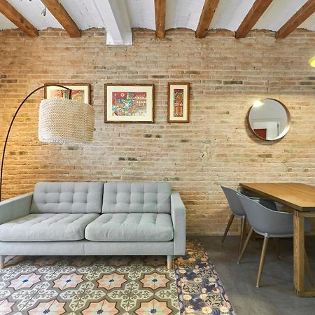 64 Apartment In A Typical Barcelona'S Old Building Exteriör bild
