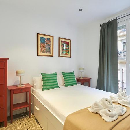 64 Apartment In A Typical Barcelona'S Old Building Exteriör bild