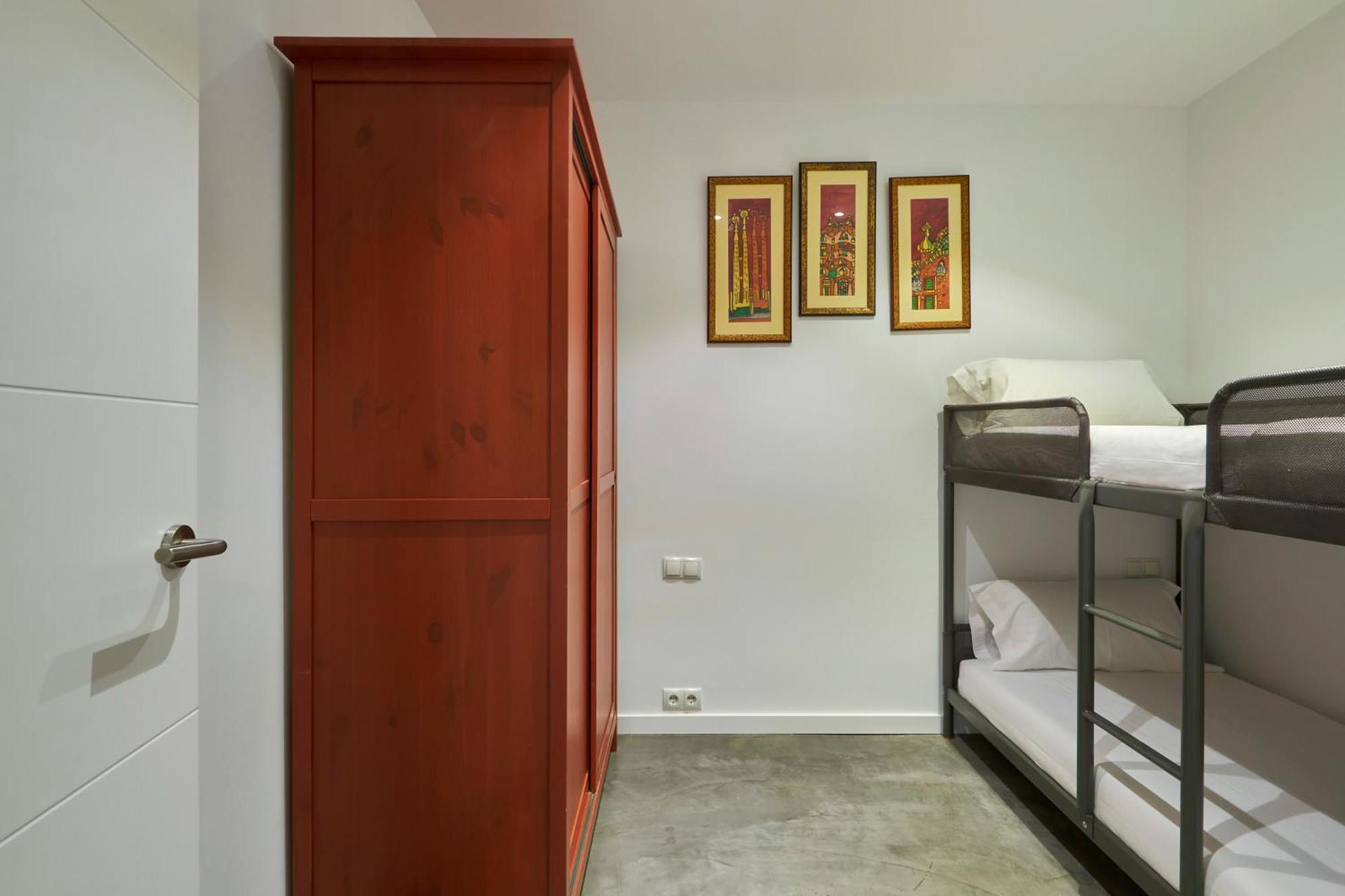 64 Apartment In A Typical Barcelona'S Old Building Exteriör bild