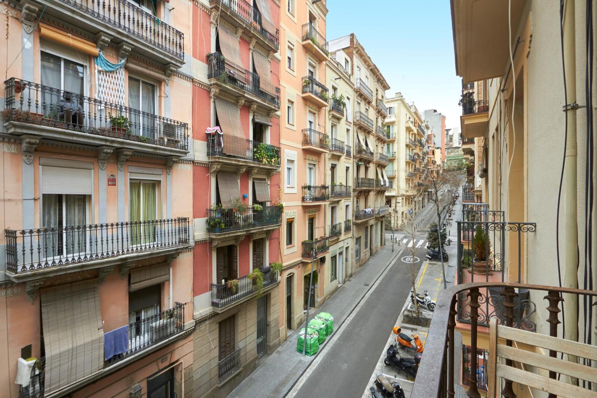 64 Apartment In A Typical Barcelona'S Old Building Exteriör bild