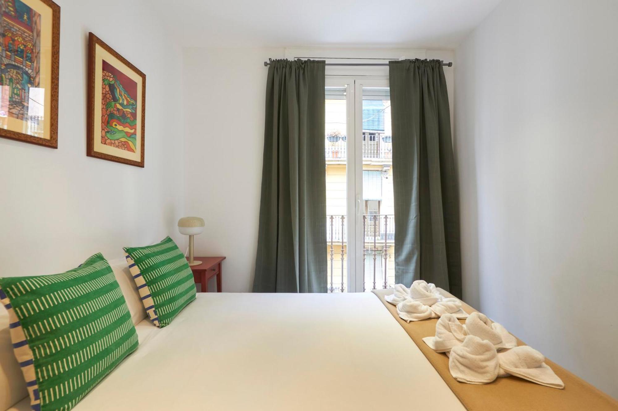 64 Apartment In A Typical Barcelona'S Old Building Exteriör bild